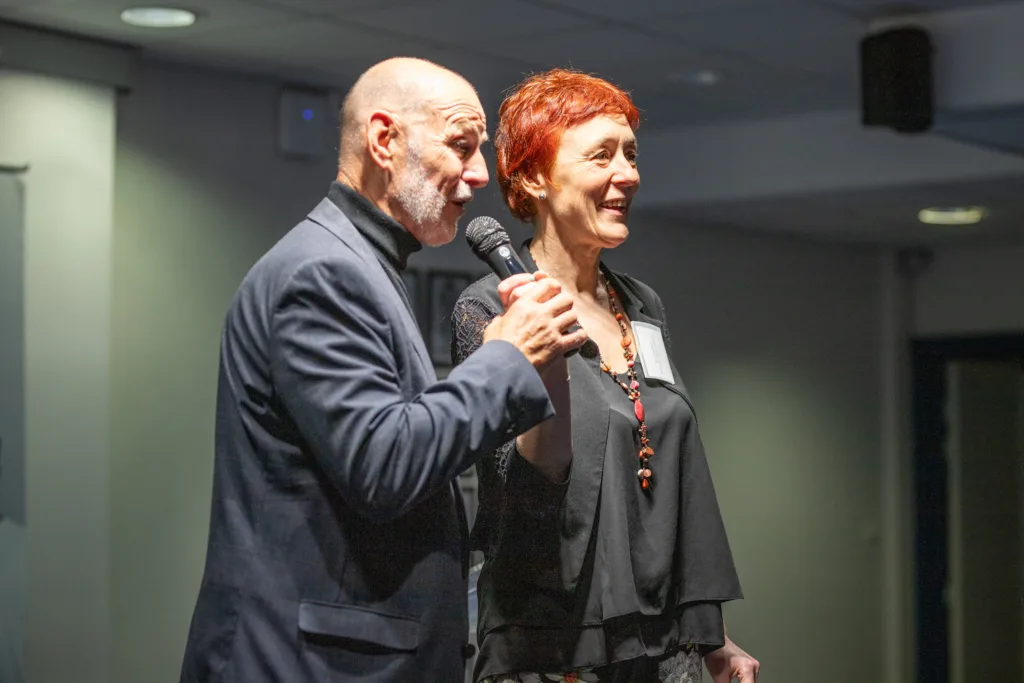 Monsieur Miller et Marion Lagarde prennent la parole durant la soirée des anciens étudiants.