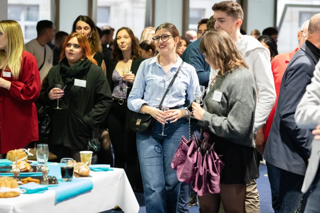 Les anciens étudiants et nos apprenants en master communication digitale se réunissent autour d'un buffet convivial.