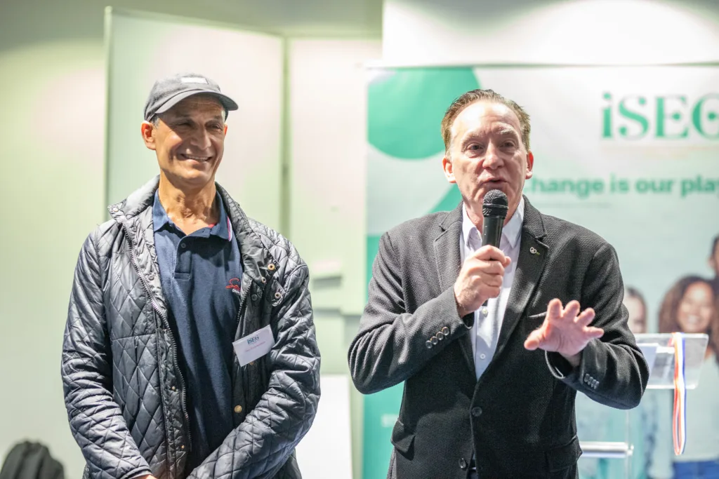 Monsieur Hamel fait un discours pour récompenser Omar 