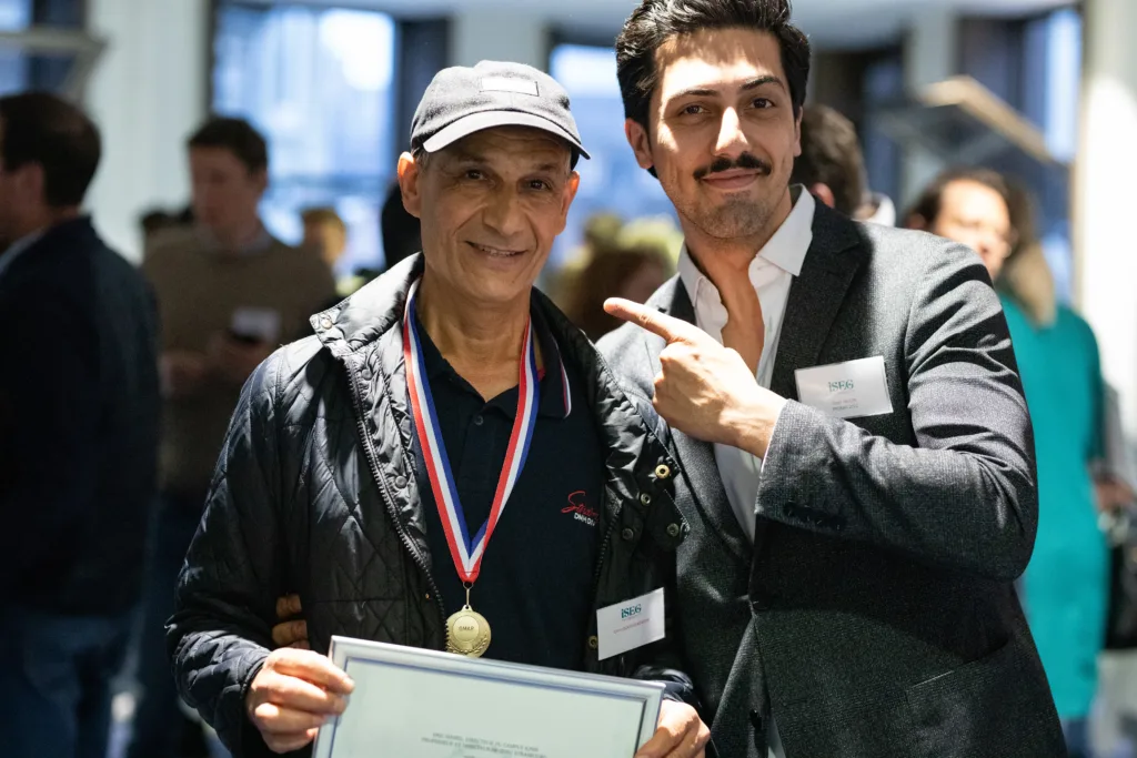 Omar prend la pose avec un ancien étudiant alumni